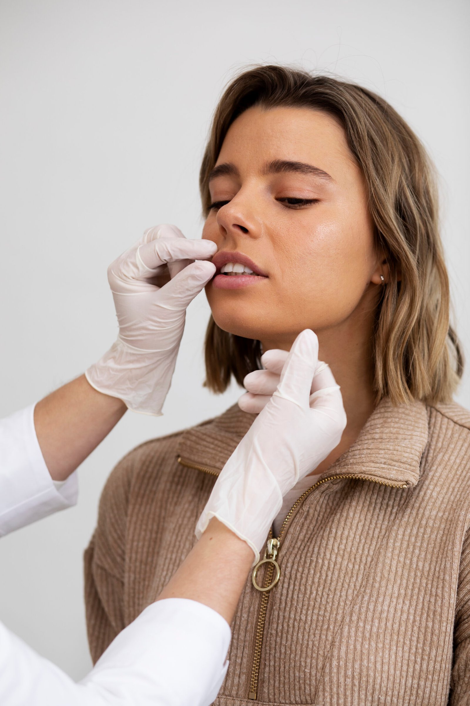 Оригинальные премиальные филлеры Juvederm и Stylage для губ в Cayra Clinic